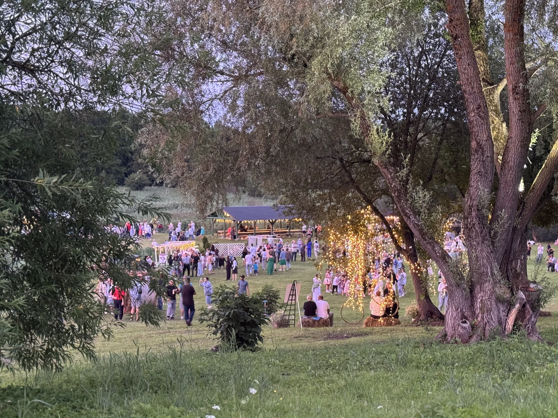 Вечерняя программа с огнями на площадке
